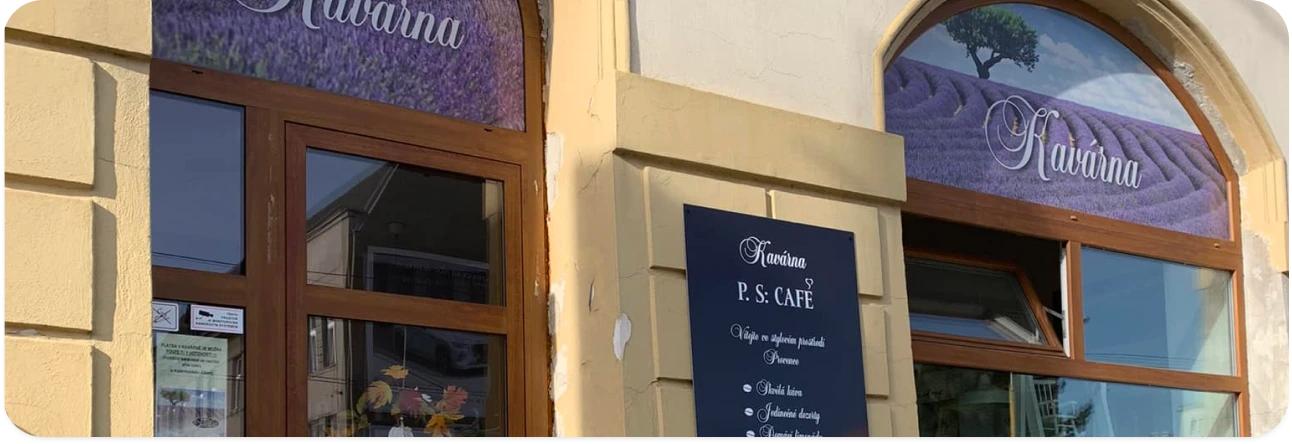 Přední strana kavárny PS Cafe v Opavě